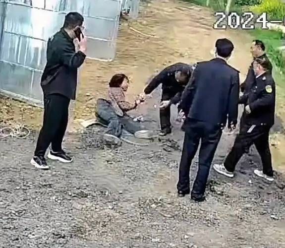 女人与狗打架视频全集 女生和狗打架